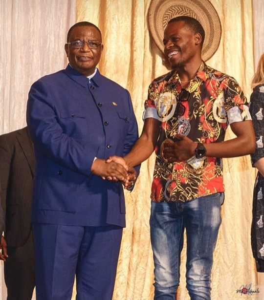 Times-Pic-Zenda-VP Chiwenga thanks visual artist Keth Zenda for preenting him with a portrait