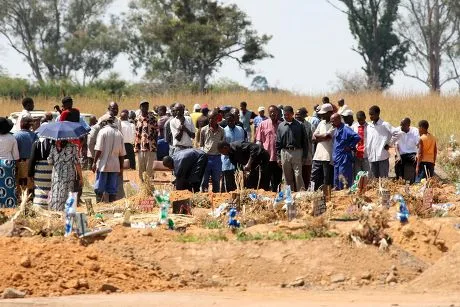funeral-taking-place-harare-cemetery-where-there-440nw-777395m