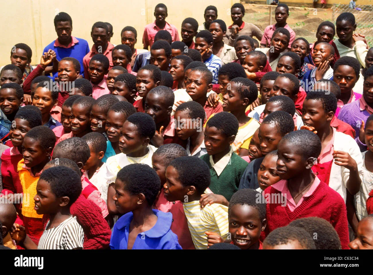 rural-school-with-students-7-to-16-years-in-zimbabwe-C63C34