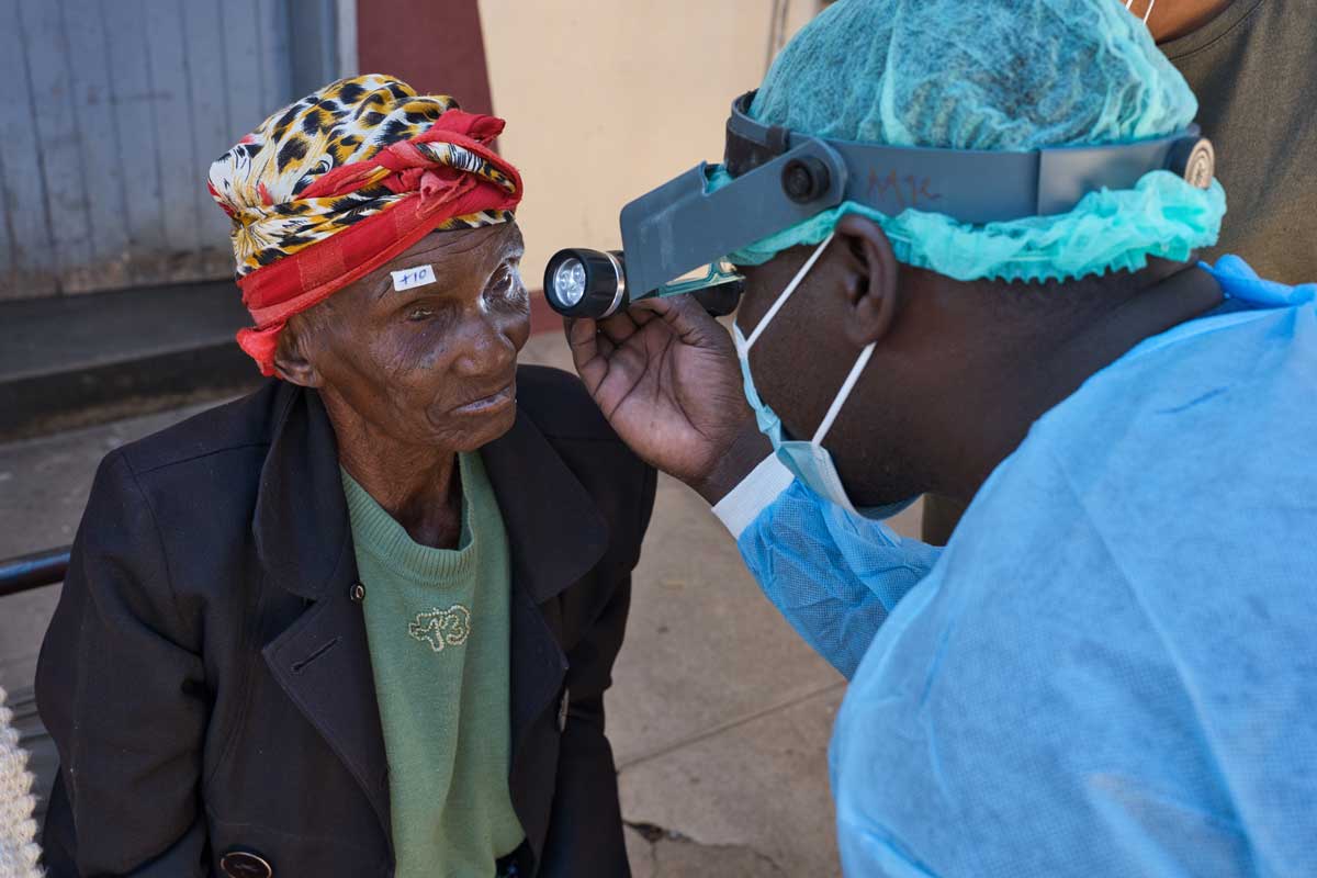 trachoma-trichiasis-patient-belita-examined-mpilo-hospital_sightsavers-mulikita